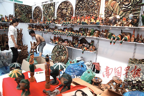 第十届中国-东盟博览会布展结束 展品忙“打扮”工艺品